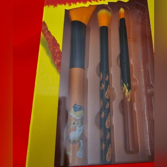NIB Cheetos Cosmetic Brush Set Makeup Brushes - Picture 3 of 6
